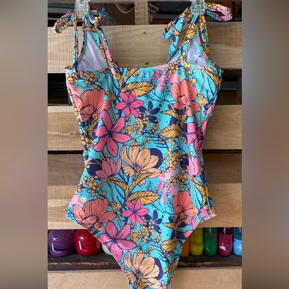 Shein One Piece - Picture 4 of 5